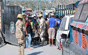 A golpes y correazos en un día de mercado en la frontera dominico-haitiana